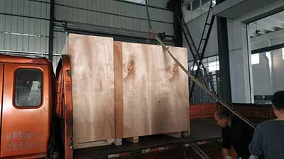  洗脫機(jī)，烘干機(jī)，折疊機(jī)，裝箱發(fā)往?新加坡。